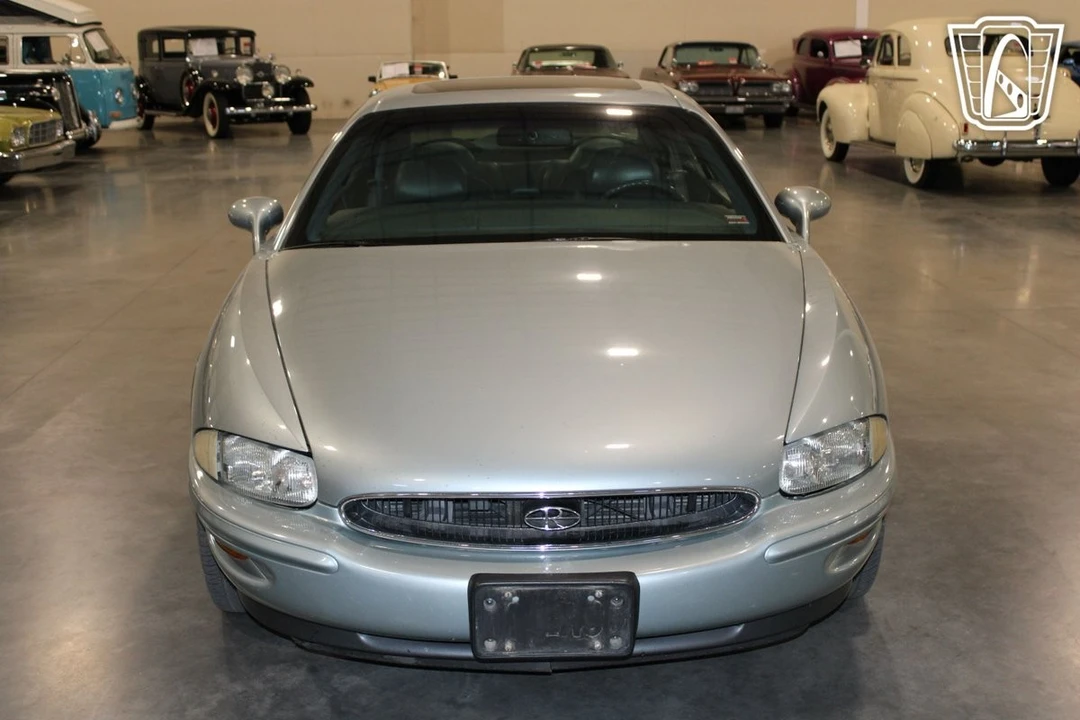1995 Buick Riviera 8th Gen - Image 9 of 12
