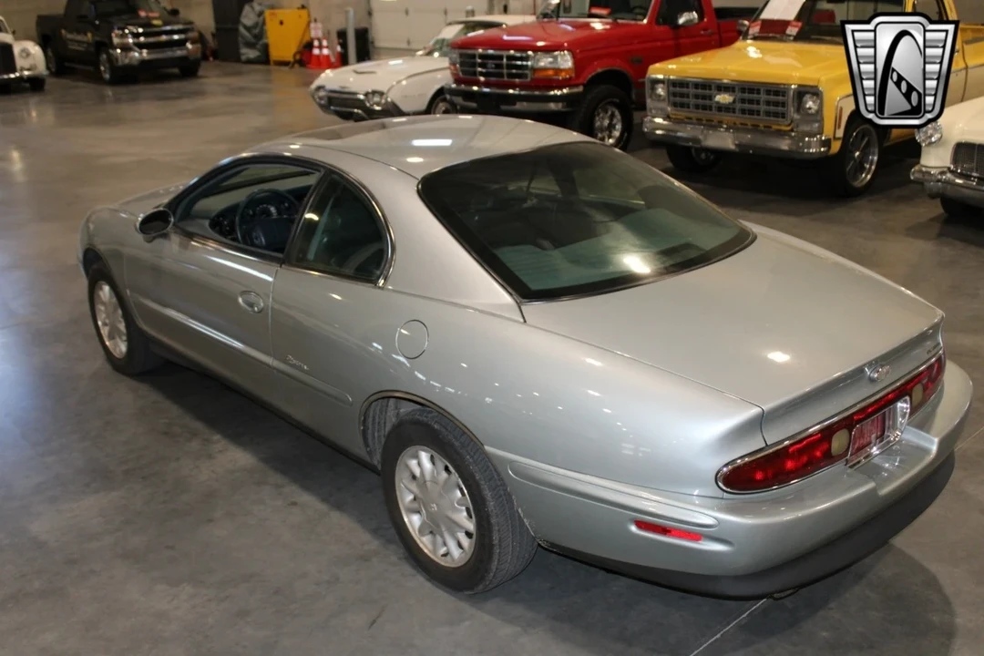 1995 Buick Riviera 8th Gen - Image 5 of 12