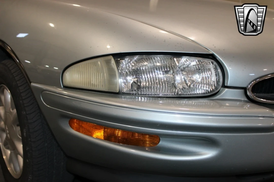 1995 Buick Riviera 8th Gen - Image 13 of 21