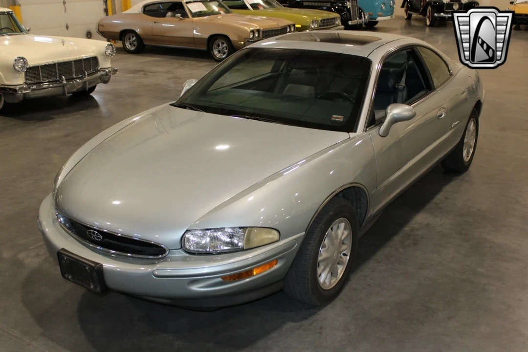 1995 Buick Riviera 8th Gen - Image 3 of 12