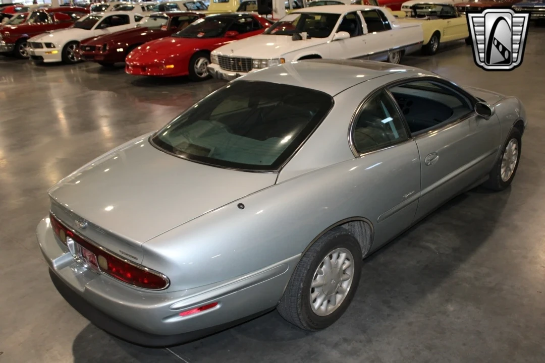 1995 Buick Riviera 8th Gen - Image 8 of 12