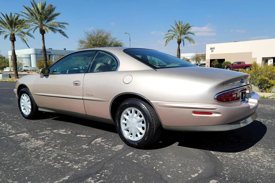 1995 Buick Riviera 8th Gen - Image 4 of 31