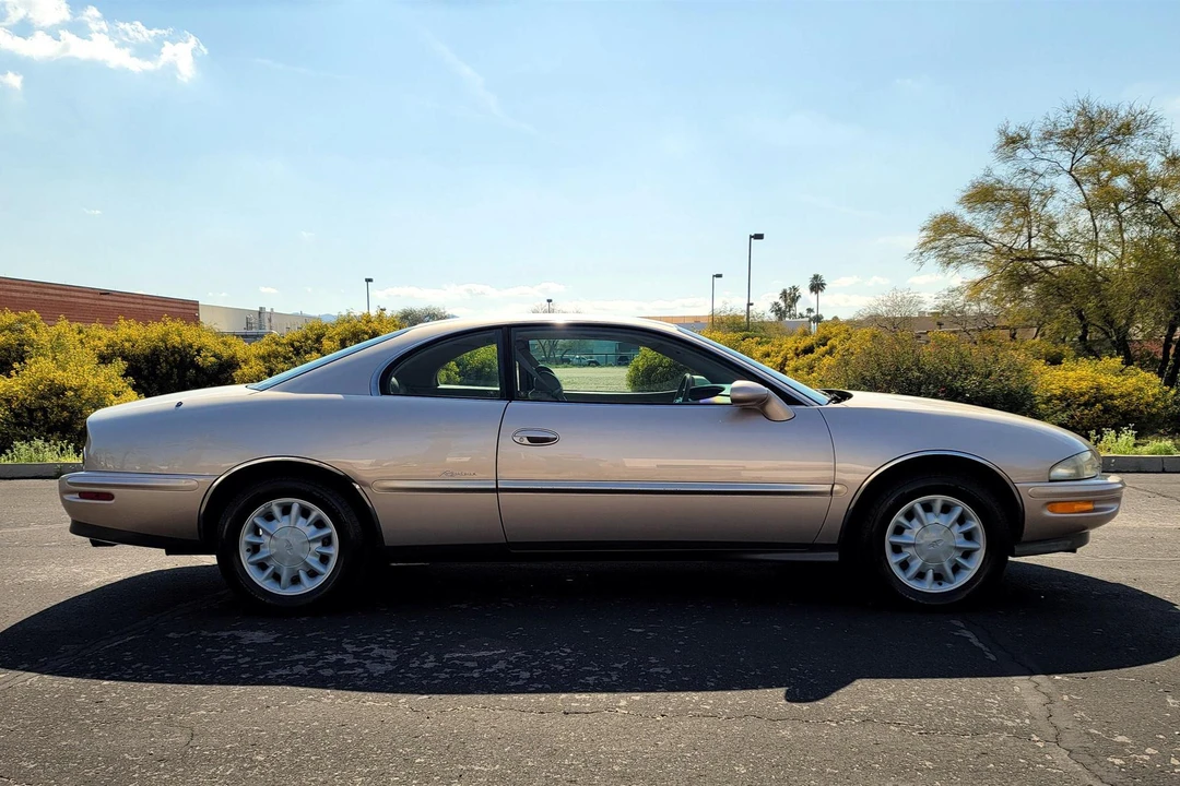 1995 Buick Riviera 8th Gen - Image 3 of 31