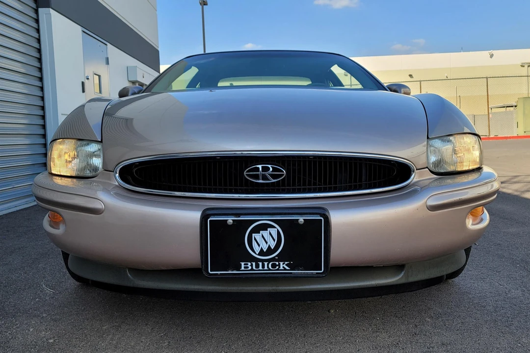 1995 Buick Riviera 8th Gen - Image 2 of 31