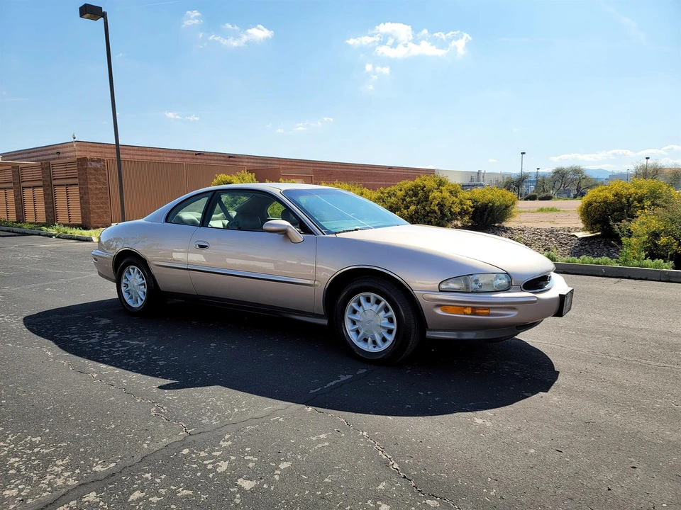 1995 Buick Riviera 8th Gen - Image 14 of 31