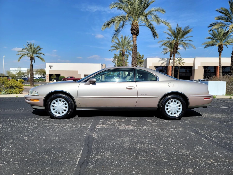 1995 Buick Riviera 8th Gen - Image 9 of 31