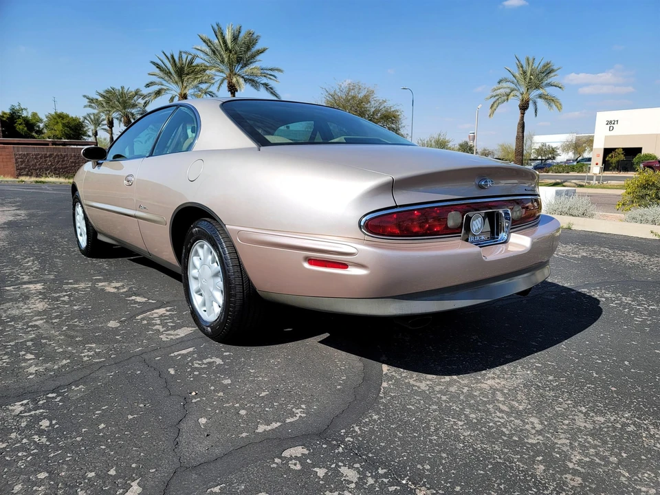 1995 Buick Riviera 8th Gen - Image 10 of 31