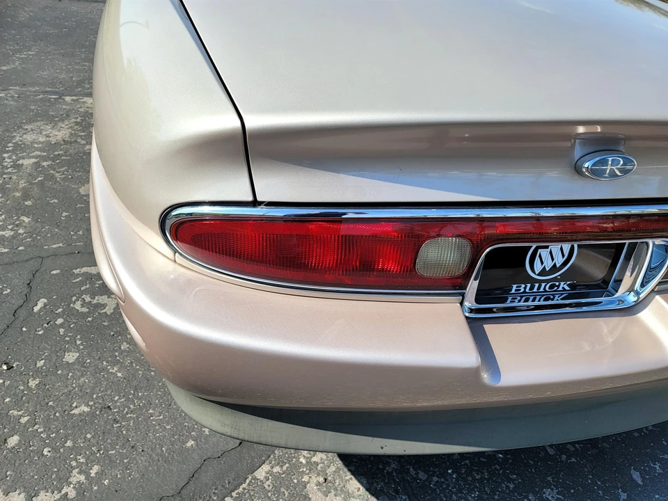 1995 Buick Riviera 8th Gen - Image 23 of 31