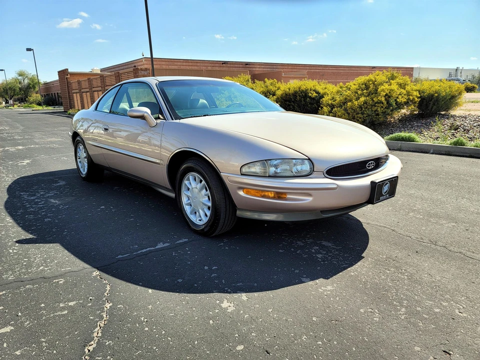 1995 Buick Riviera 8th Gen - Image 15 of 31