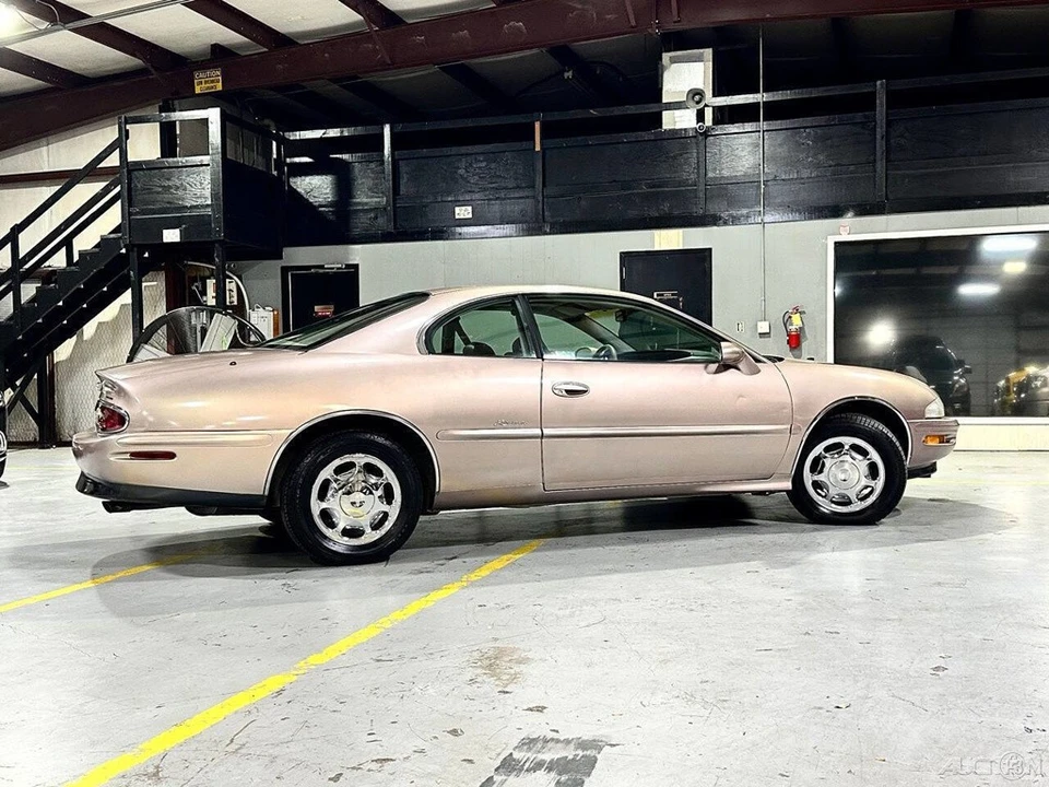 1995 Buick Riviera 8th Gen - Image 7 of 21