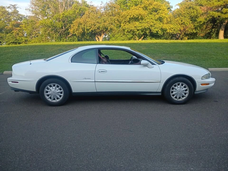 1995 Buick Riviera 8th Gen - Image 2 of 20