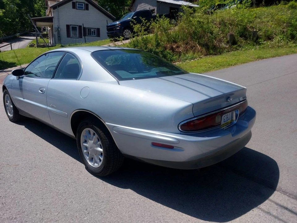 1995 Buick Riviera 8th Gen - Image 5 of 14