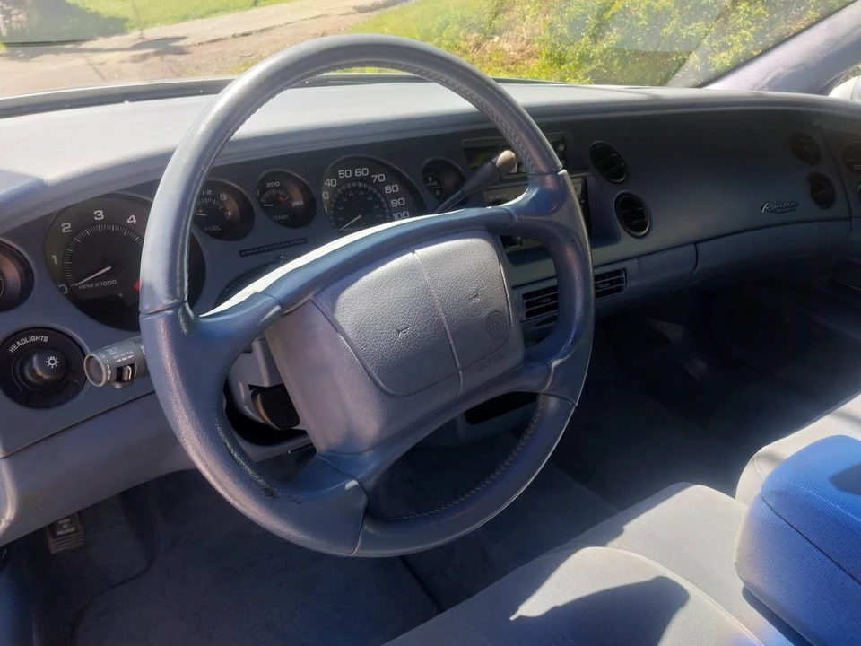 1995 Buick Riviera 8th Gen - Image 9 of 14