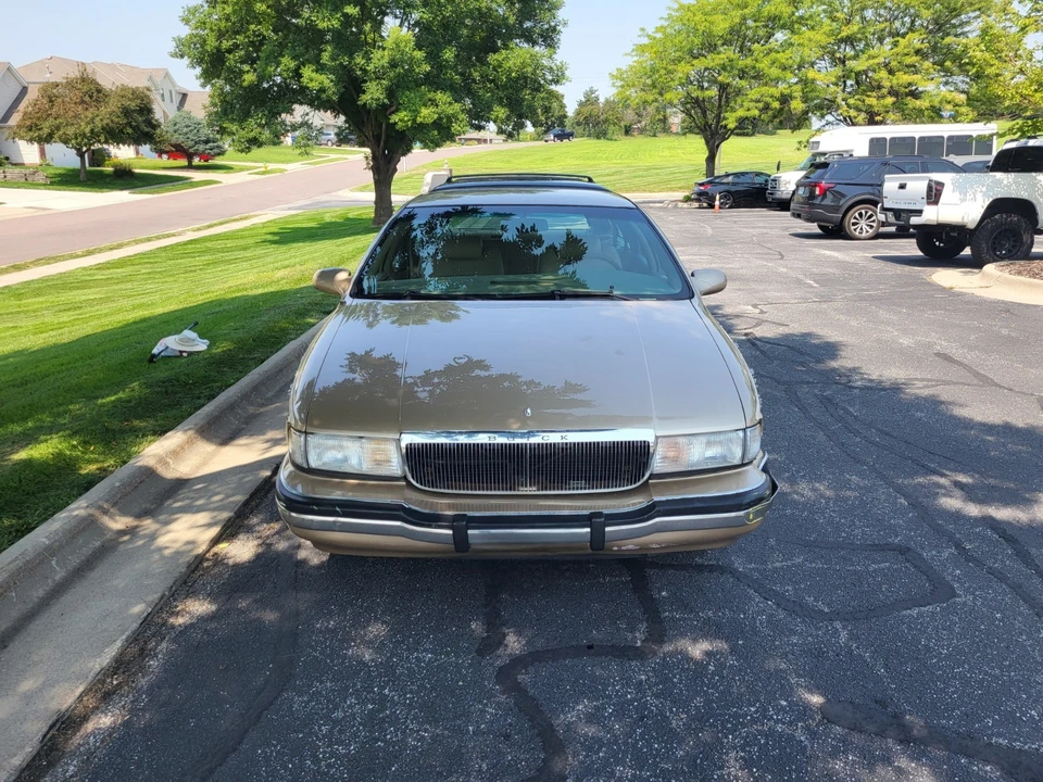 1995 Buick Roadmaster - Image 2 of 18