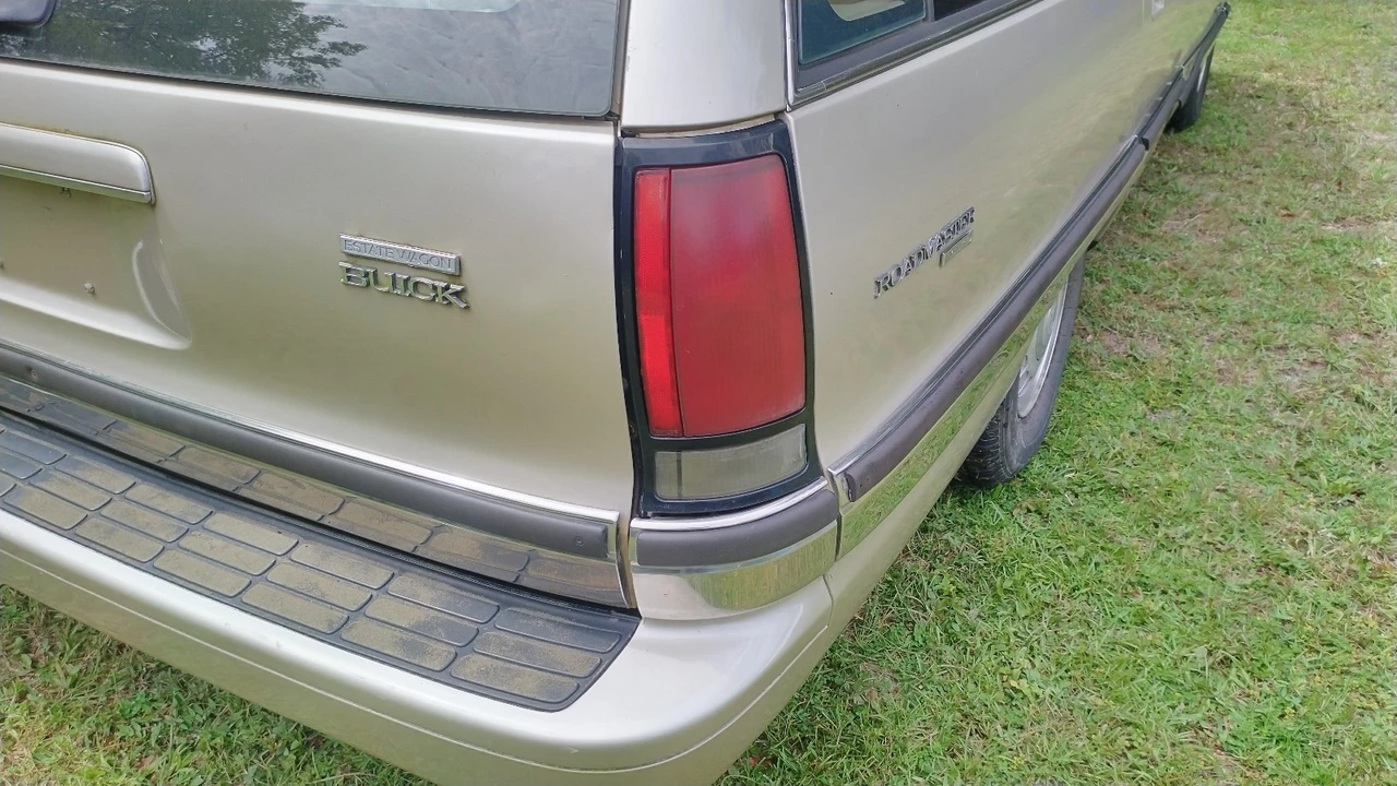 1995 Buick Roadmaster - Image 13 of 31