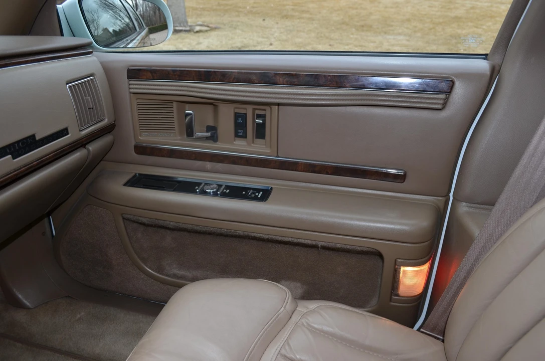 1995 Buick Roadmaster - Image 27 of 31