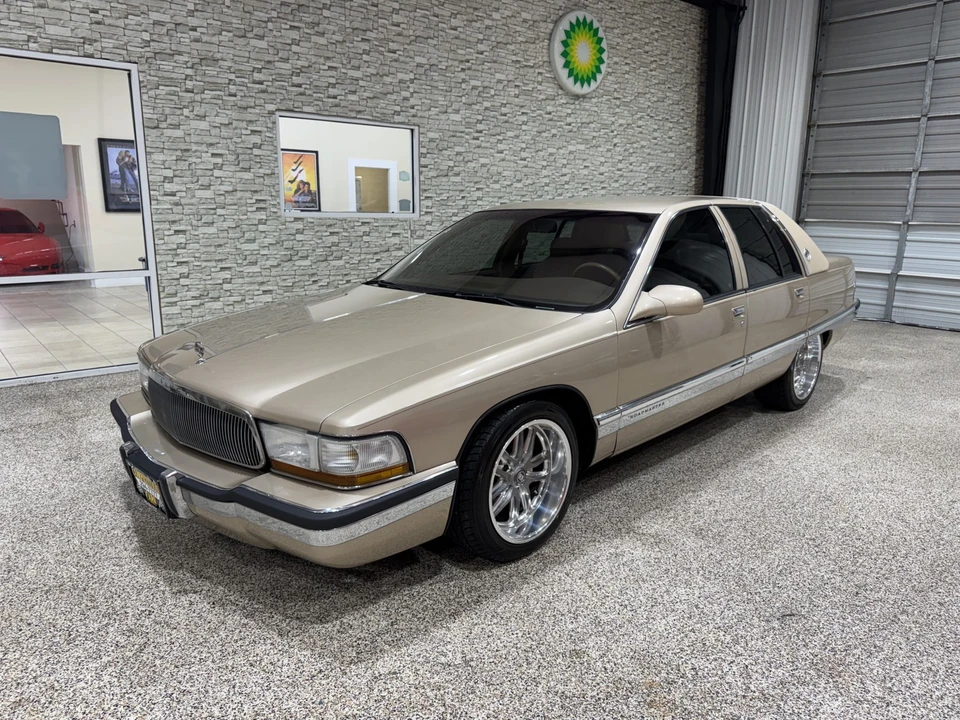 1995 Buick Roadmaster - Image 2 of 31