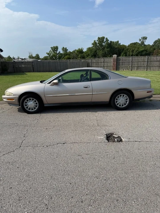 1995 Buick Riviera 8th Gen - Image 5 of 13