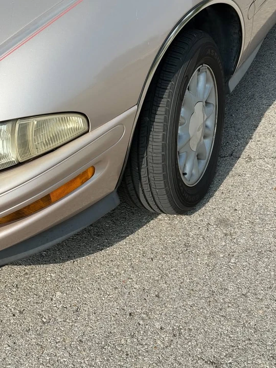 1995 Buick Riviera 8th Gen - Image 3 of 13