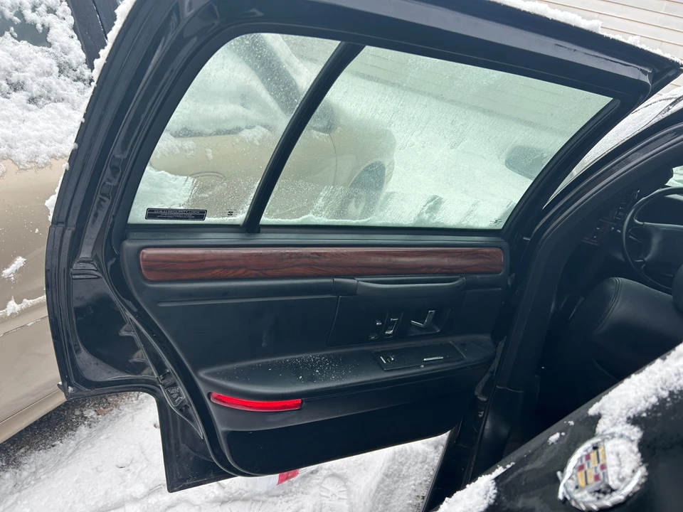 1995 Cadillac DeVille 7th Gen - Image 11 of 15