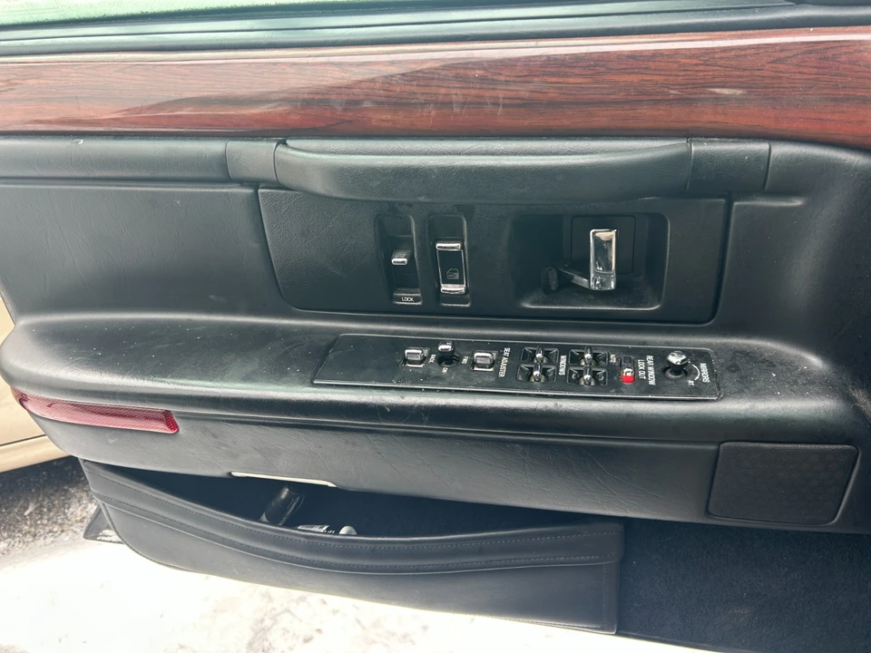 1995 Cadillac DeVille 7th Gen - Image 10 of 15