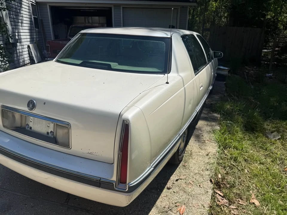 1995 Cadillac DeVille 7th Gen - Image 11 of 14