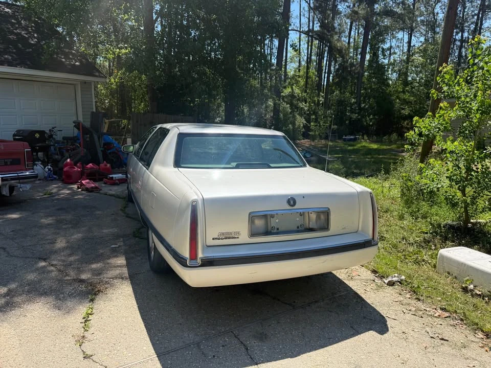 1995 Cadillac DeVille 7th Gen - Image 9 of 14