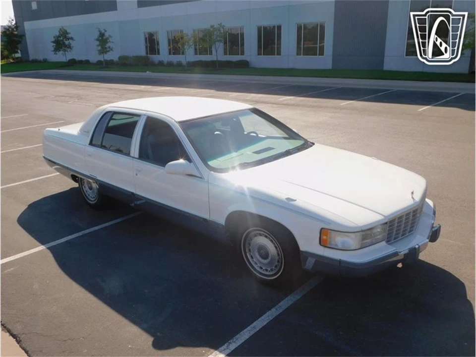 1995 Cadillac Fleetwood - Image 15 of 31