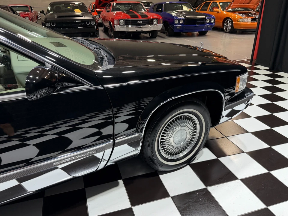1995 Cadillac Fleetwood - Image 16 of 31