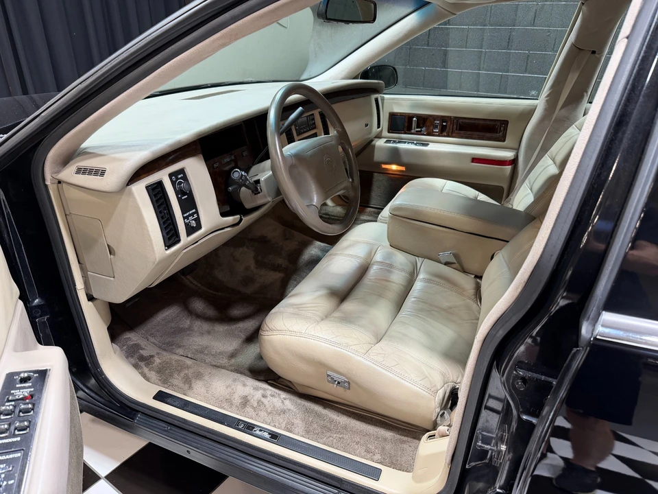 1995 Cadillac Fleetwood - Image 5 of 31