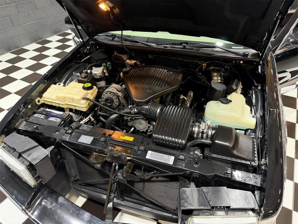 1995 Cadillac Fleetwood - Image 2 of 31