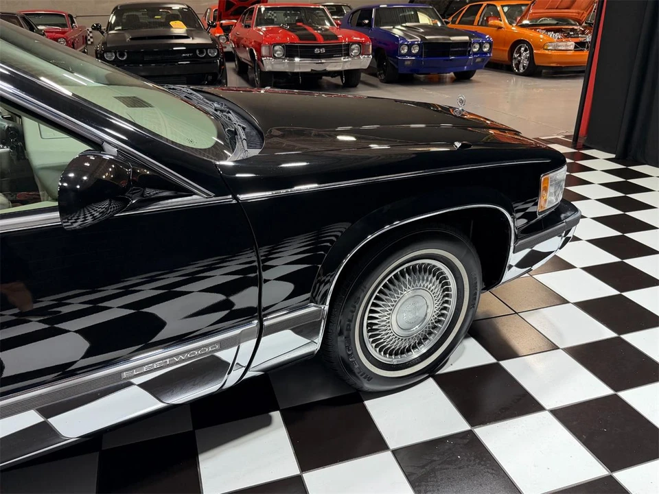 1995 Cadillac Fleetwood - Image 15 of 31