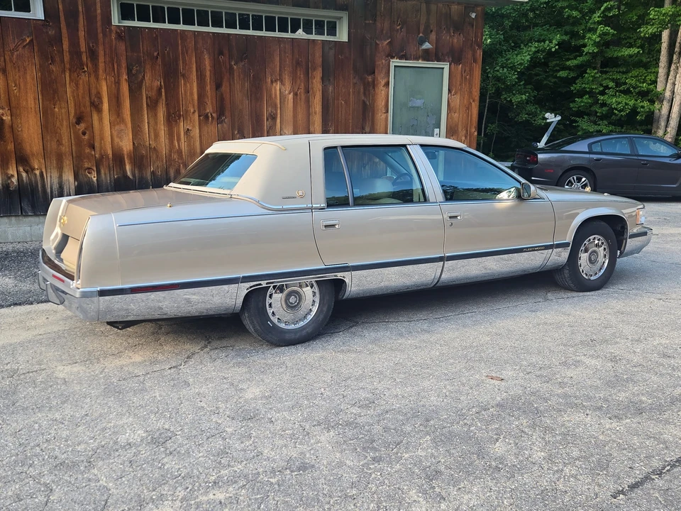 1995 Cadillac Fleetwood - Image 18 of 31