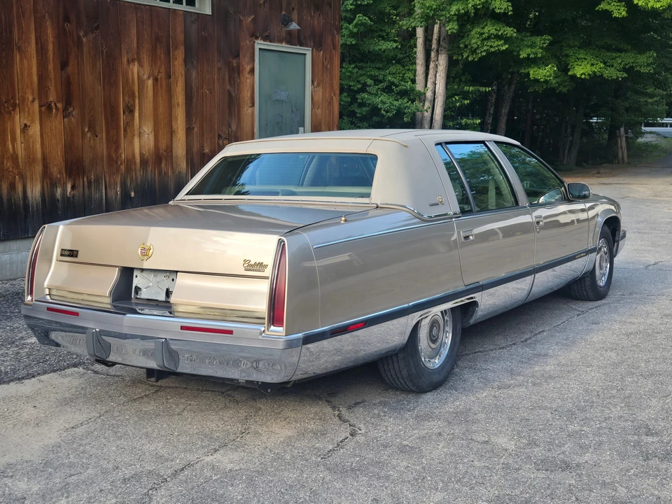 1995 Cadillac Fleetwood - Image 16 of 31
