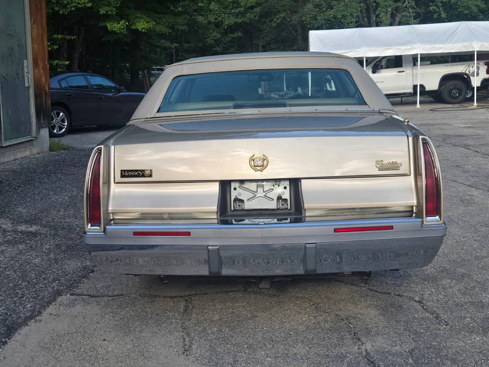 1995 Cadillac Fleetwood - Image 11 of 31