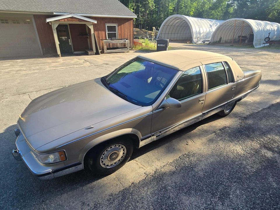 1995 Cadillac Fleetwood - Image 2 of 31