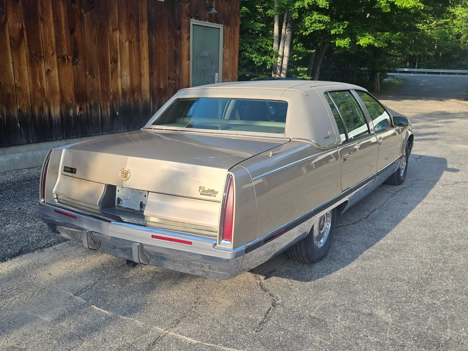 1995 Cadillac Fleetwood - Image 15 of 31