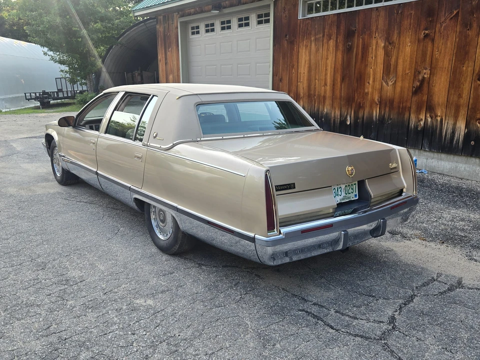 1995 Cadillac Fleetwood - Image 8 of 31