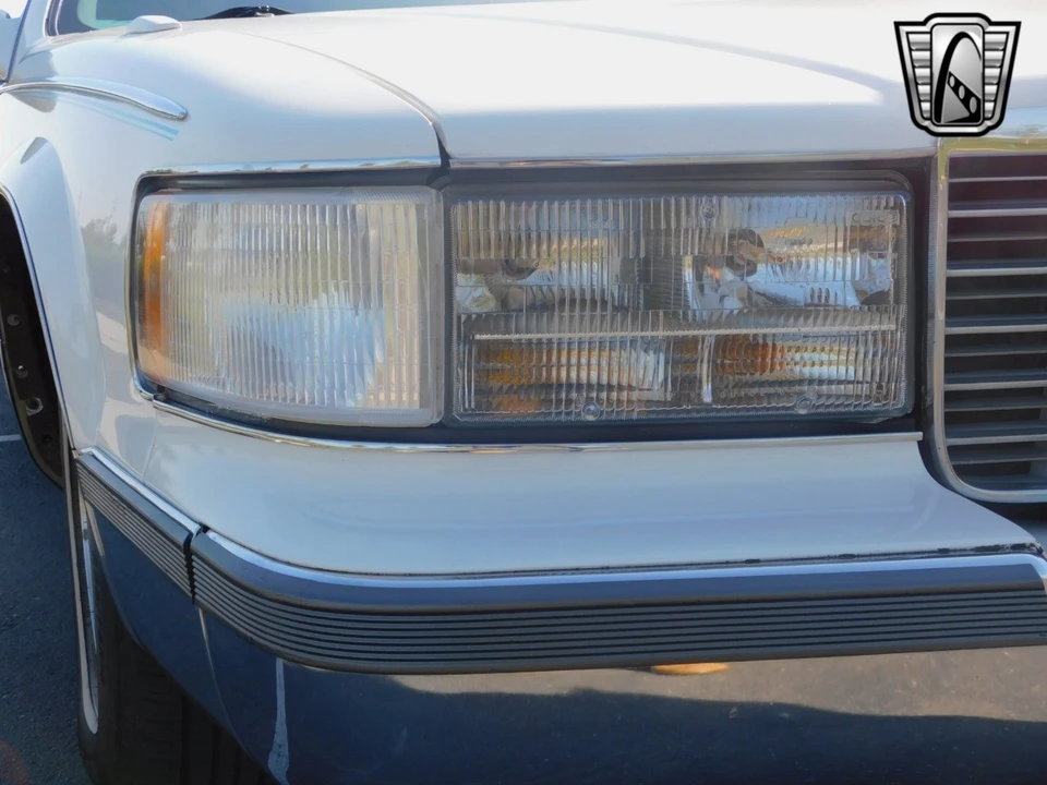 1995 Cadillac Brougham - Image 12 of 21