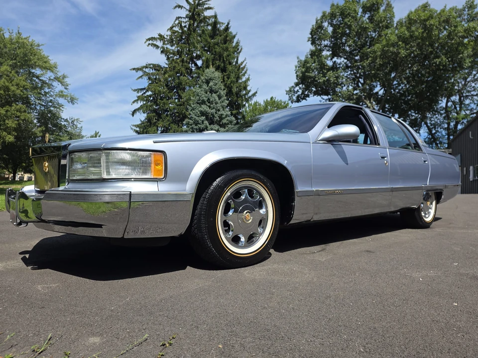 1995 Cadillac Fleetwood - Image 2 of 31