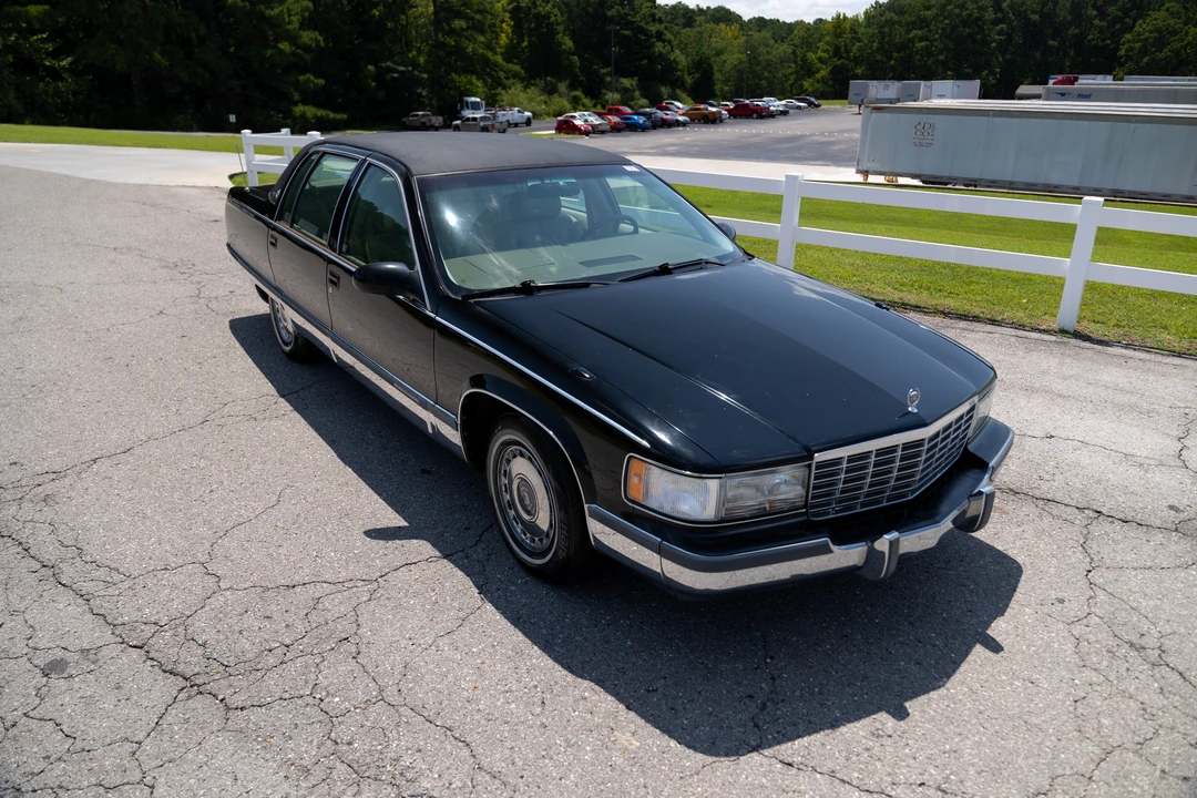 1995 Cadillac Fleetwood - Image 2 of 31