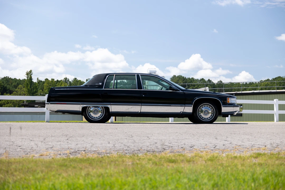 1995 Cadillac Fleetwood - Image 16 of 31