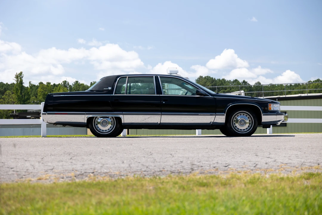 1995 Cadillac Fleetwood - Image 15 of 31