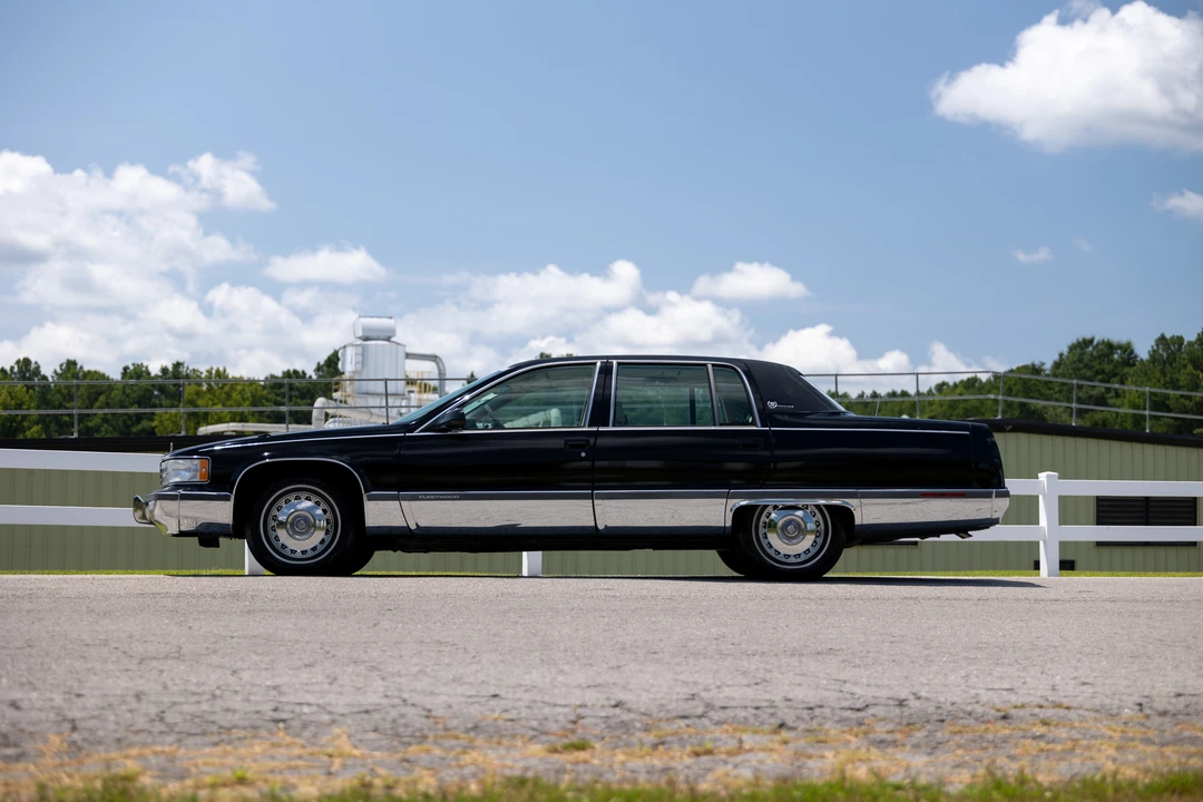 1995 Cadillac Fleetwood - Image 8 of 31