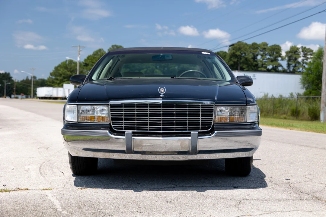1995 Cadillac Fleetwood - Image 5 of 31