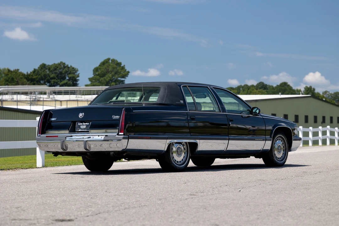 1995 Cadillac Fleetwood - Image 14 of 31