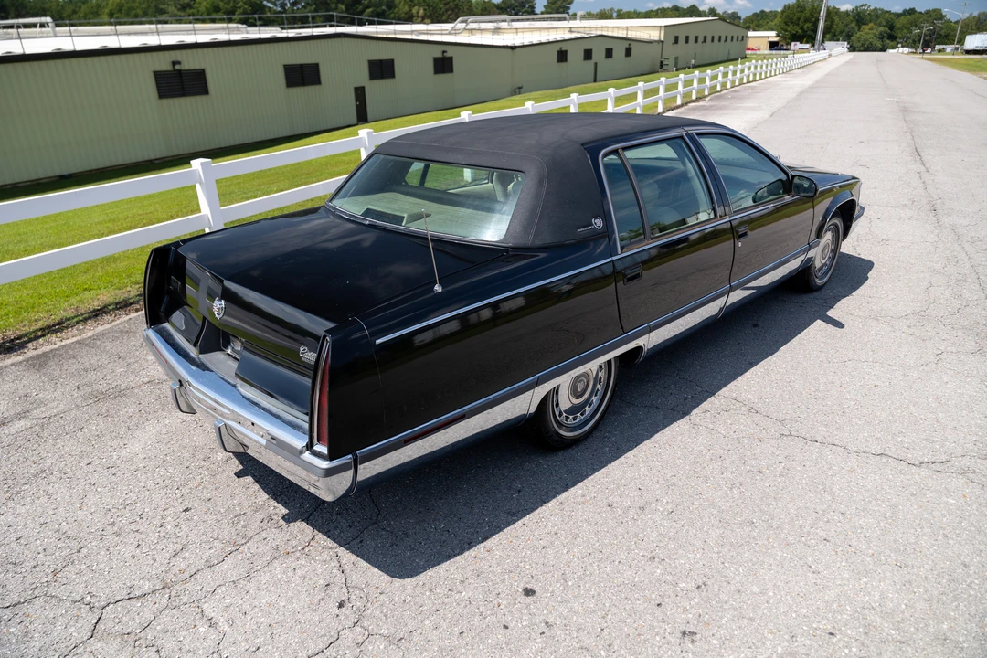 1995 Cadillac Fleetwood - Image 13 of 31
