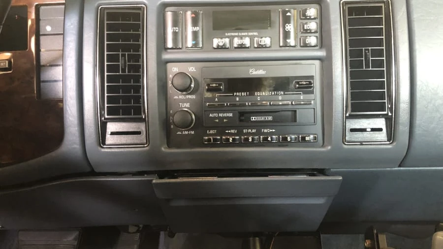 1995 Cadillac Fleetwood - Image 10 of 27