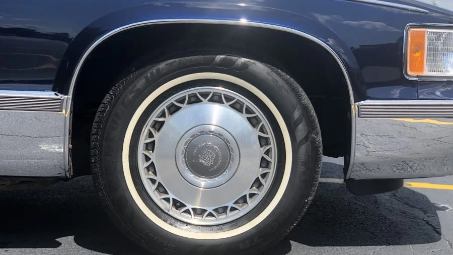 1995 Cadillac Fleetwood - Image 17 of 27