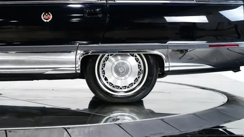 1995 Cadillac Fleetwood - Image 10 of 31